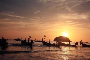 barco puesta de sol tailandia playa paisaje