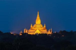 antigua pagoda de ananda en el crepúsculo, bagan (pagano), mandalay, myanmar foto
