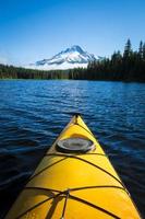 kayak en el lago de montaña, mt. capucha, oregon foto