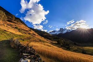 paisaje de montaña en los andes, perú foto
