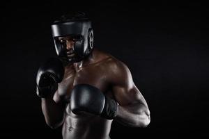 joven boxeador masculino en una posición de lucha foto