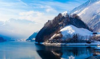 Invierno en los Alpes suizos. foto