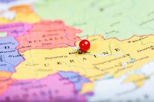 chincheta roja en el mapa de Ucrania foto