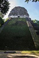 ruinas mayas postales en tikal, parque nacional. Viajando por Guatemala.