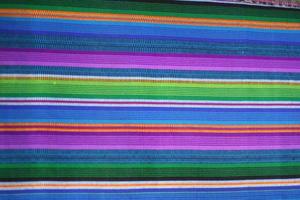 Coloridos textiles mayas de guatemala en el mercado de antigua