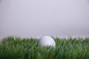 pelota de golf sobre hierba foto