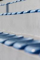 asientos de plástico azul en el estadio de fútbol foto