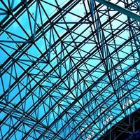 techo geométrico azul abstracto en el centro de la oficina