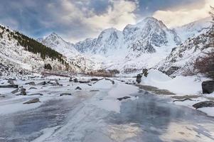 Hermoso paisaje de invierno, montañas de altai rusia.