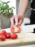 cortar tomates foto