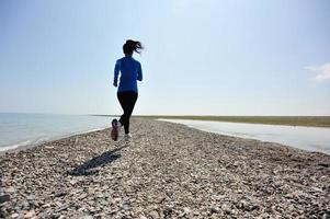 atleta corredor corriendo en la playa