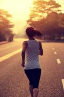 atleta corredor corriendo en carretera foto