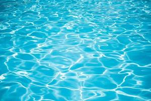 Fondo de superficie de piscina azul foto