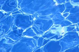 agua azul de la piscina