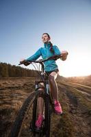 Cerca de mujer montando bicicleta de montaña