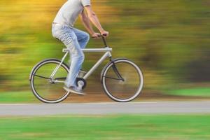 ciclista en movimiento borroso foto