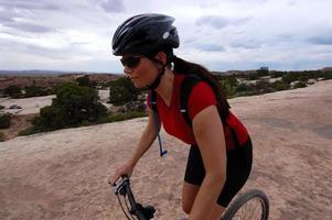 mujer en bicicleta de montaña
