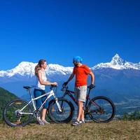 Familia biker en las montañas del Himalaya, región de Anapurna