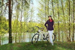 mujer en bicicleta en el bosque