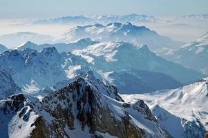 montañas cubiertas de nieve en los Dolomitas italianos