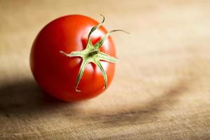 un tomate maduro foto