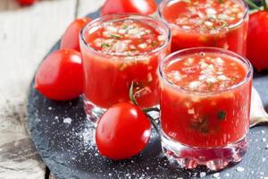 jugo de tomate con vegetales y tomate fresco