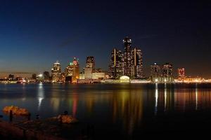 Un paisaje urbano de Detroit reflejado en un lago