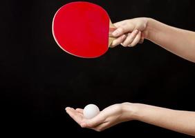 manos con raqueta y pelota para tenis de mesa
