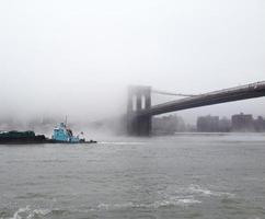 vista brumosa del puente de brooklyn en nueva york foto