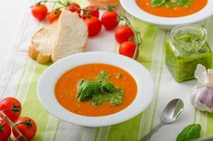 sopa de tomate con gremolata foto