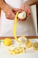Peeling lemon
