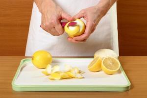 Peeling lemon