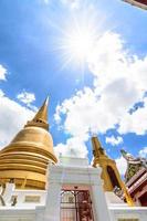 pagoda dorada en bangkok, tailandia foto