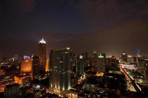 ciudad de bangkok en la noche foto