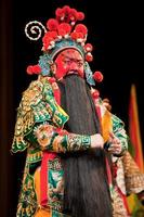 hombre de ópera china con cara roja foto