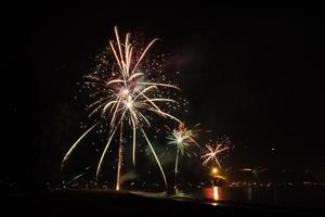 hermosos fuegos artificiales celebrando año nuevo en la playa