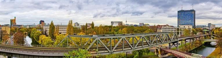 panorama en berlín con ferrocarril en primer plano