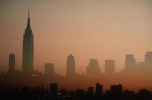 brumoso horizonte de la ciudad de nueva york al amanecer