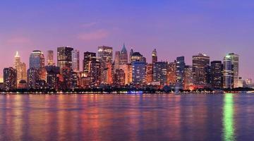 panorama de anochecer manhattan nueva york foto