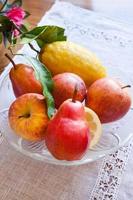 plato de frutas sobre la mesa foto
