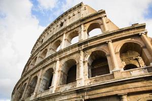 Vista del Coliseo en Roma, Italia durante el día foto