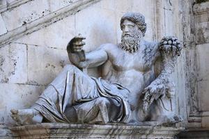 La estatua de nilo que data del siglo iv en roma, italia foto