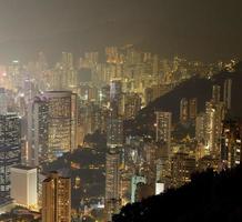 panorama del horizonte de la ciudad de hong kong en la noche foto
