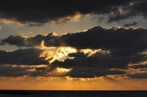 puesta de sol en la playa de tel aviv foto