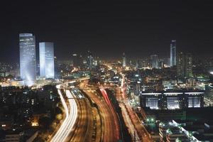 tel aviv skyline - ciudad de noche foto