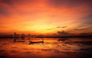 amanecer en el lago cuento noi, tailandia foto