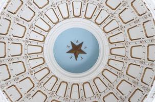 dentro de la cúpula de la rotonda del edificio del capitolio del estado de texas foto