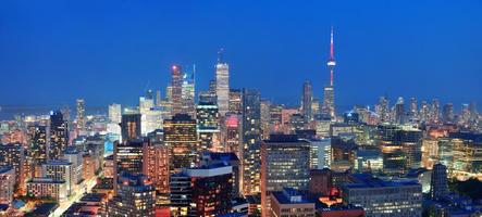 Foto panorámica urbana del atardecer en Toronto