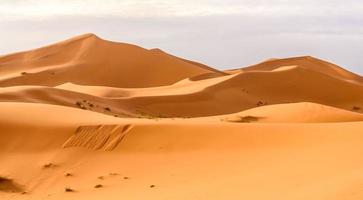 erg chebbi dunas de arena en el desierto marroquí foto