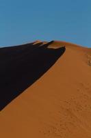 detalle de una duna de arena naranja foto